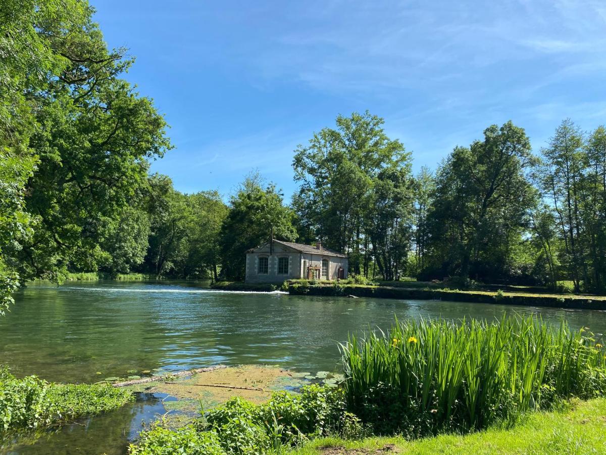Chateau Des Loups - Les Cypres Echire Exterior foto